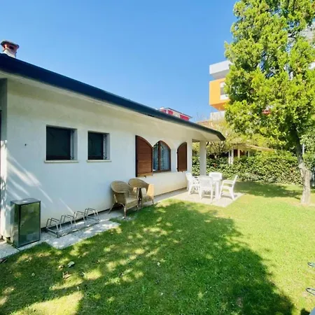 Spacious Single House With Barbecue And Garden